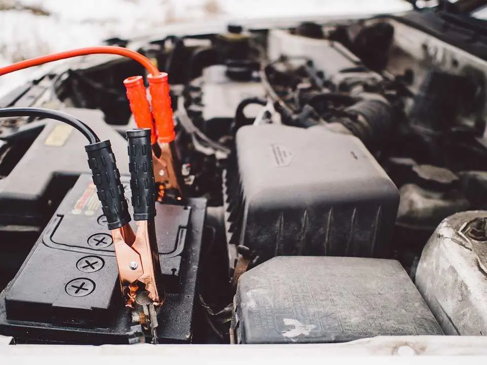 bateria descargada de coche como recargarla con un cargador electrico - Cómo se utiliza un cargador de batería de coche