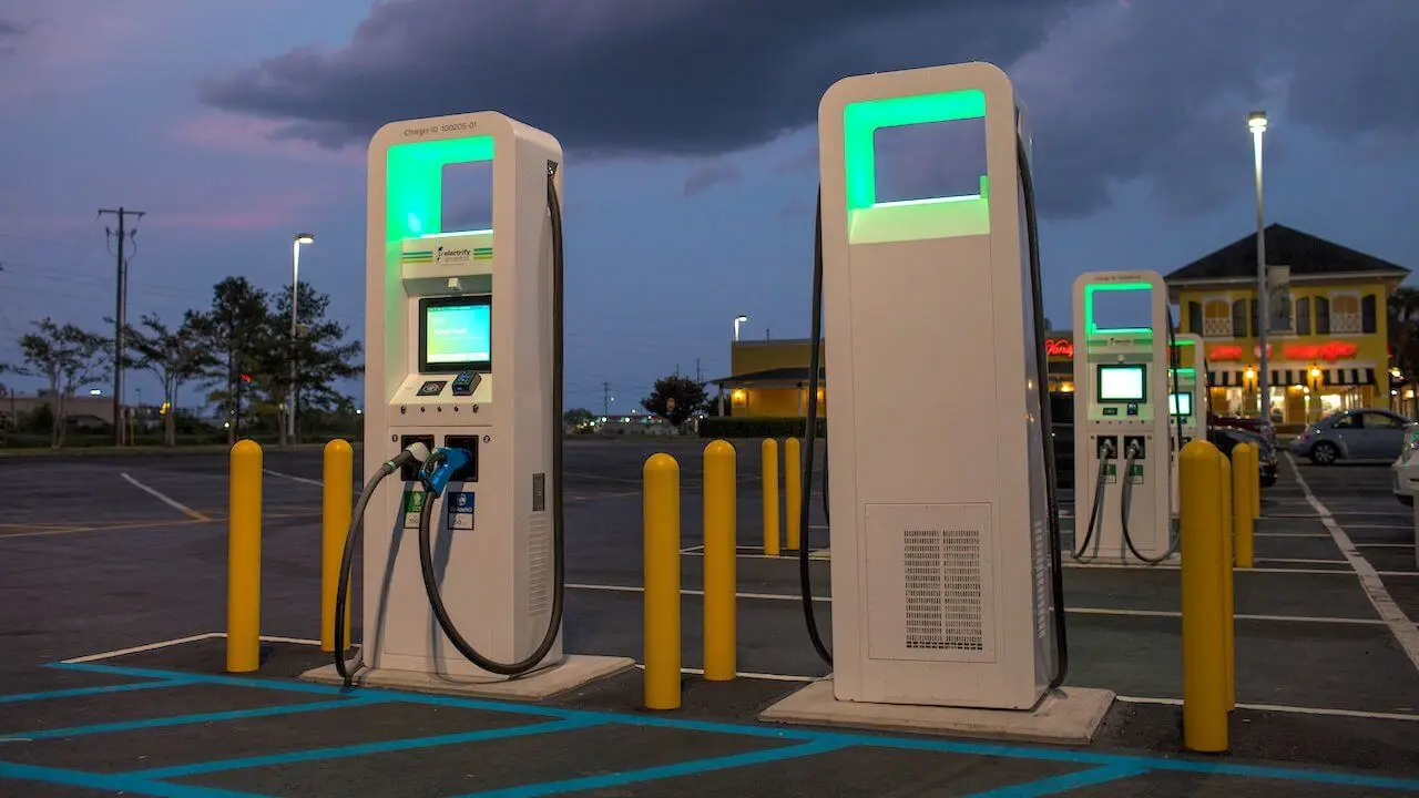 gasolineras con cargador electrico en girona - Cuánto tiempo tarda en cargar un coche eléctrico en una gasolinera