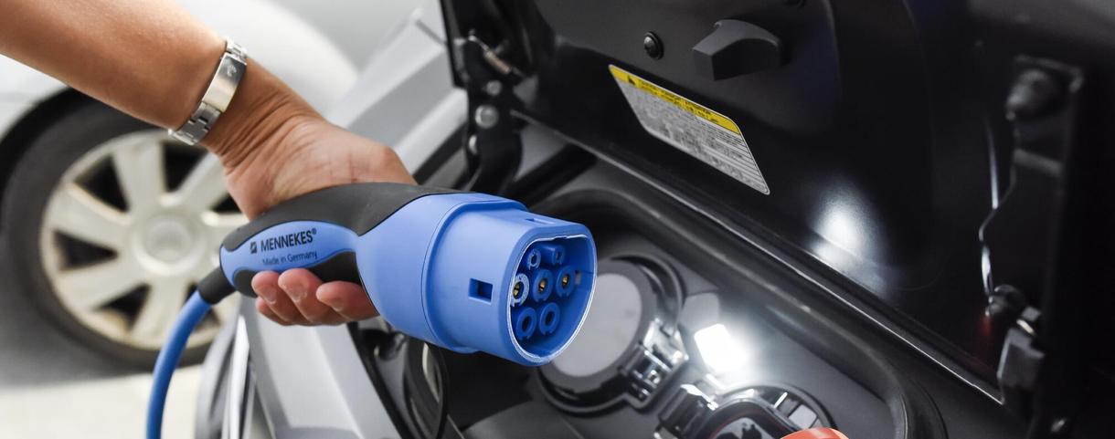 manguera de gasolina i un cargador de coche electrico - Qué alimenta el motor de un coche eléctrico